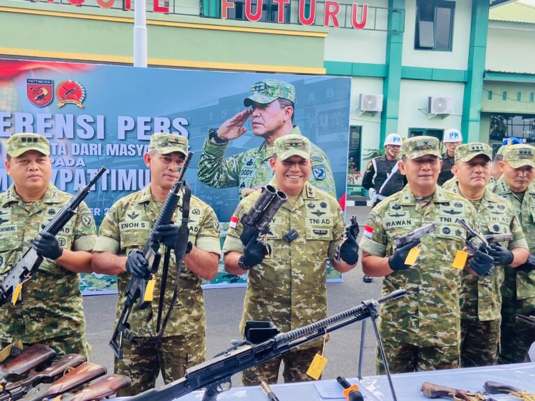 Demi Kedamaian Maluku Utara, Puluhan Senjata & Ribuan Amunisi Diserahkan ke TNI   
